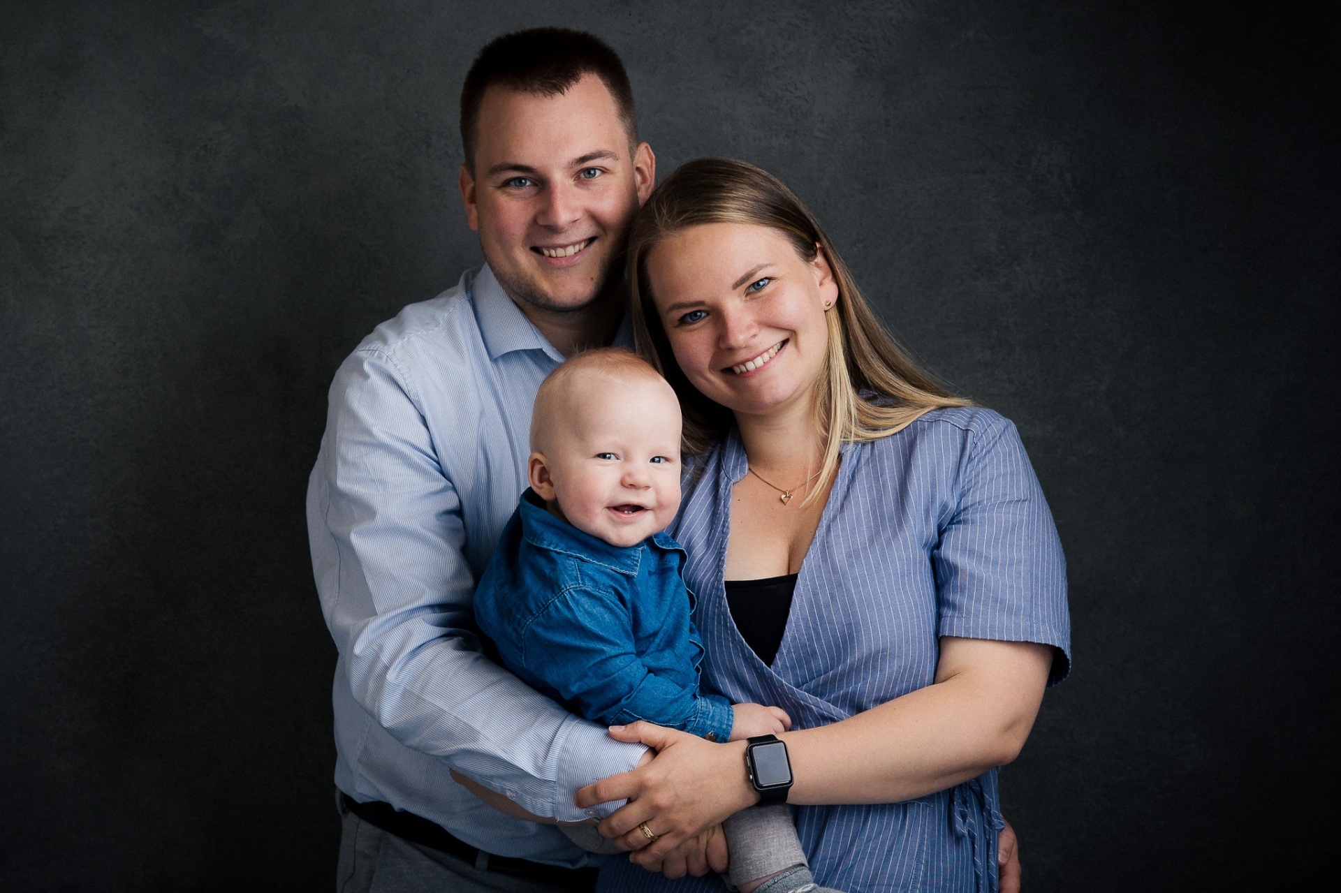 Hel familie med baby i koordineret blåt tøj