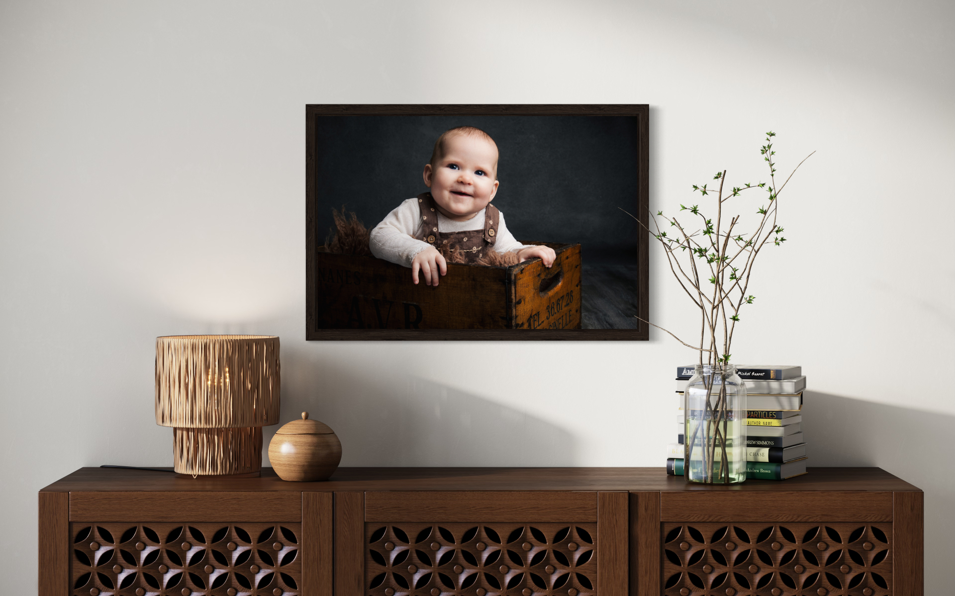 Babybillede i vintage kasse indrammet over træskænk - babyfotografering Aalborg