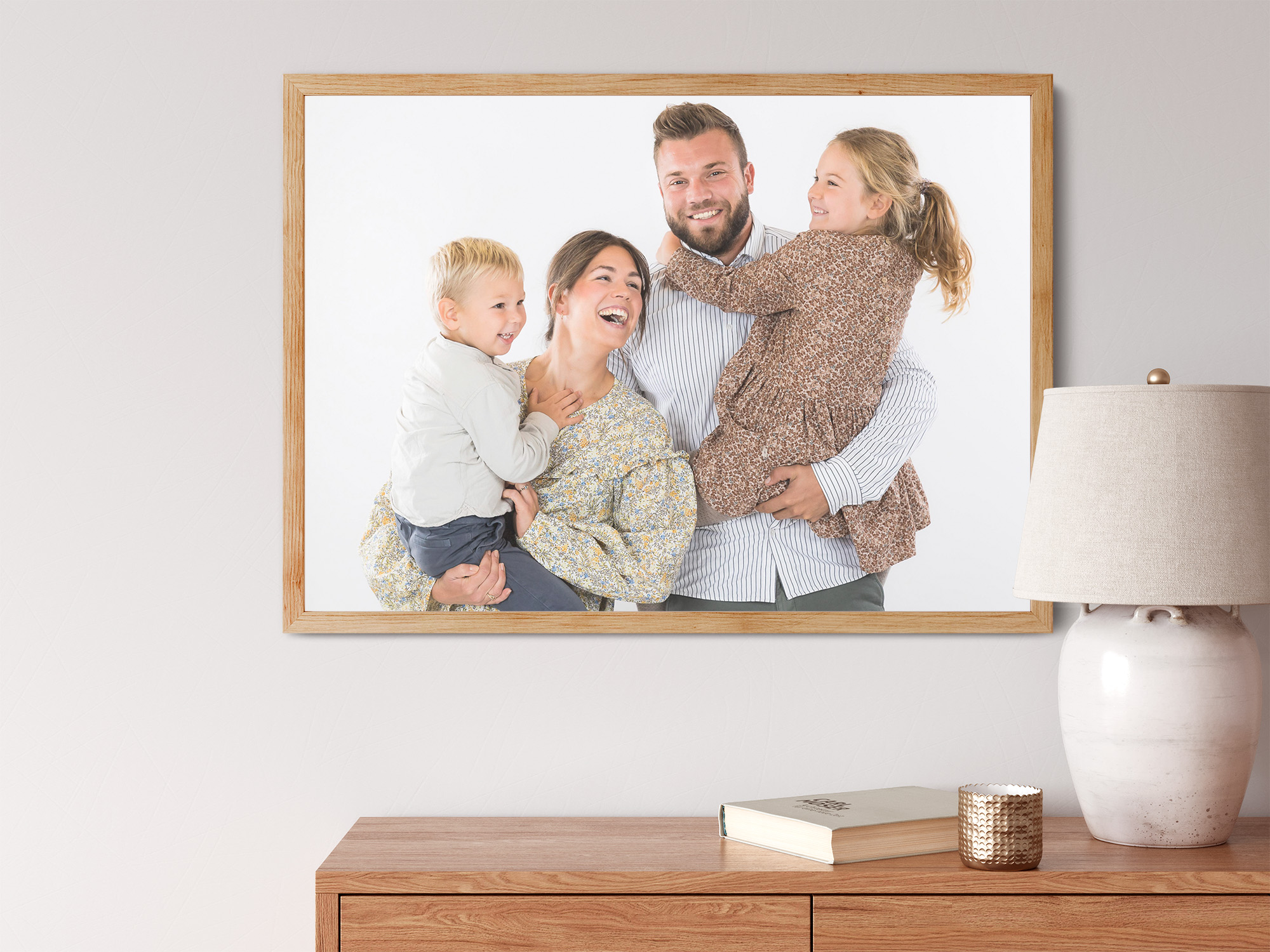 Familiebilleder ophængt på lyse vægge