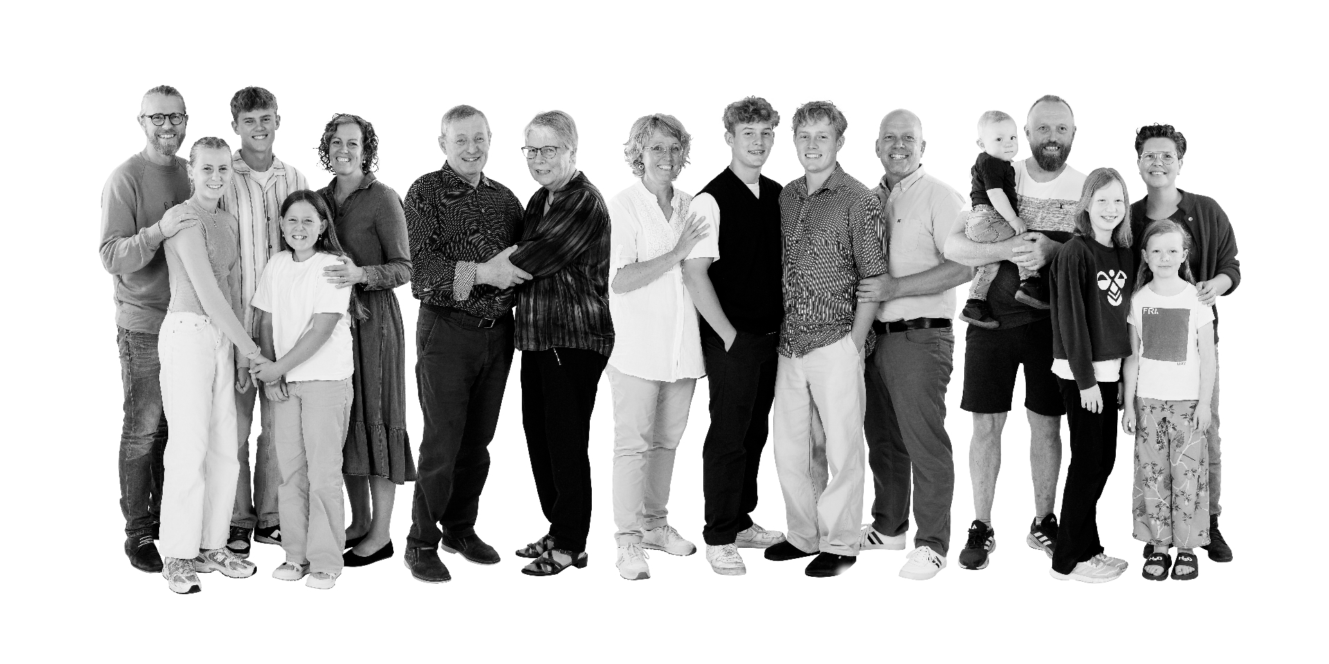 Storfamilie samlet til fotografering i studie