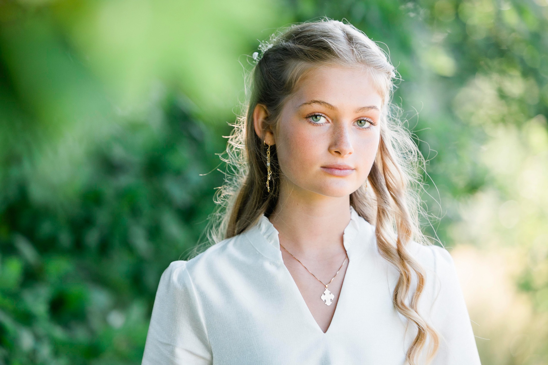 Afslappet konfirmand portræt udendørs – fotograf konfirmation Nordjylland