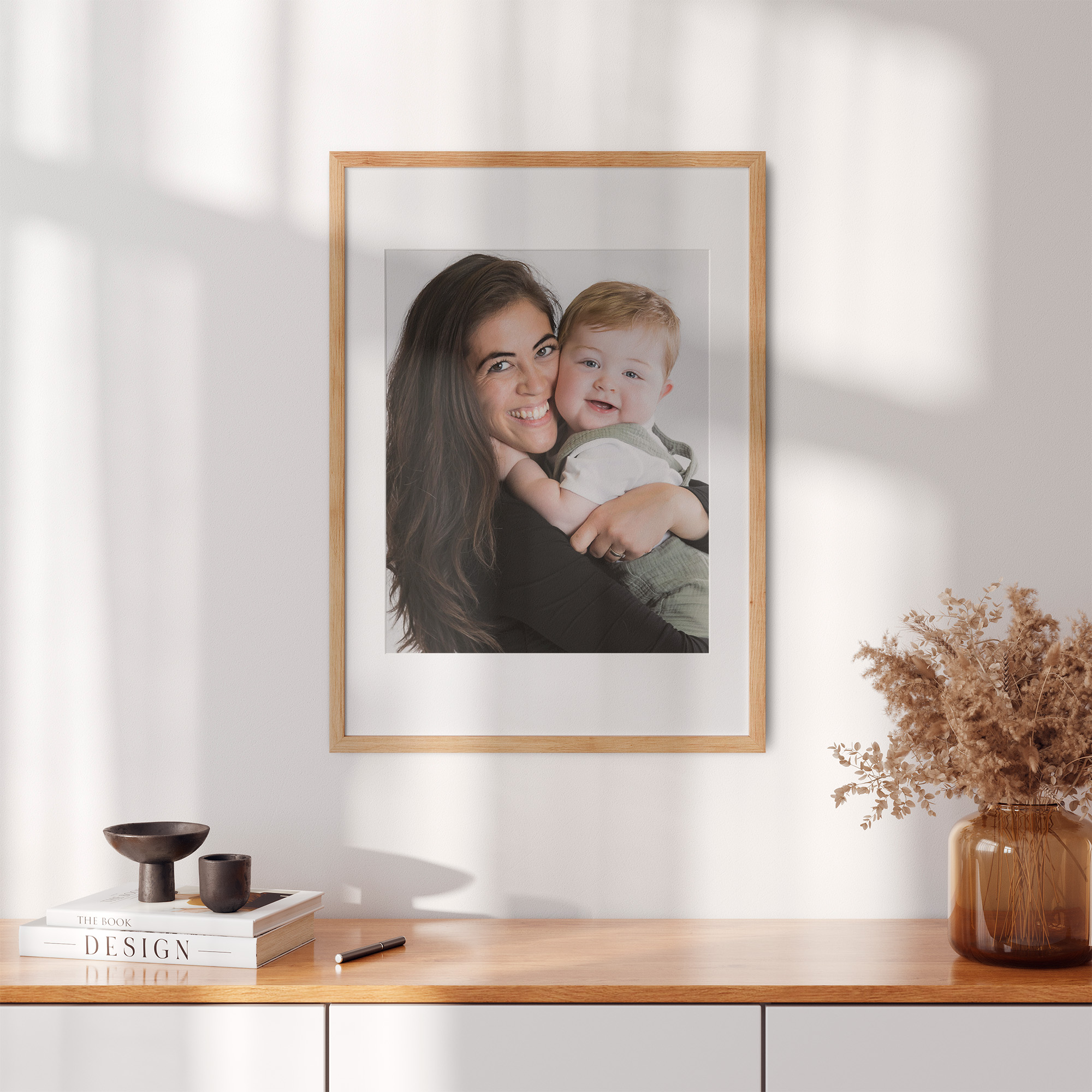 Mor og barn portræt ophængt på væg