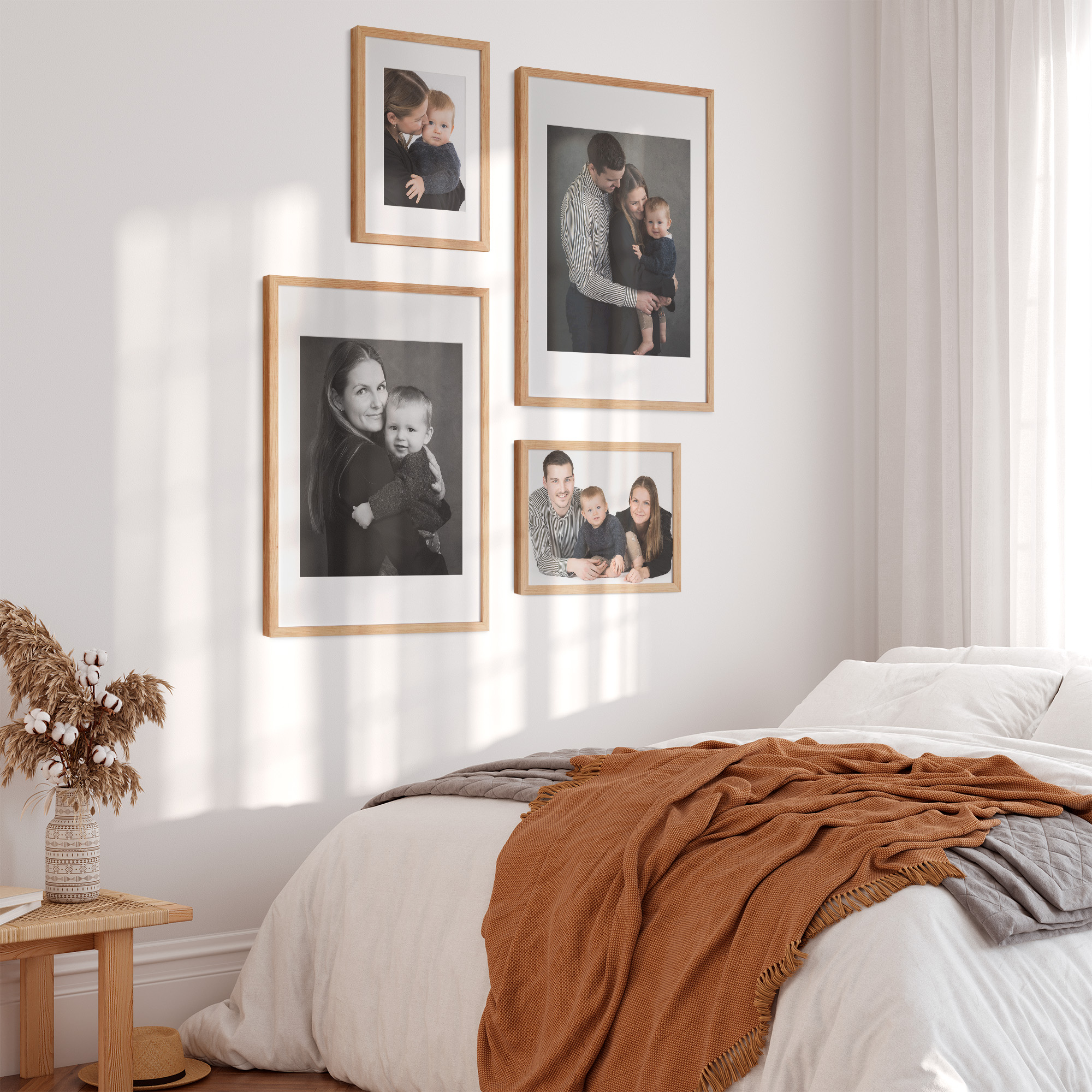 Familiebilleder ophængt som galleri på væg